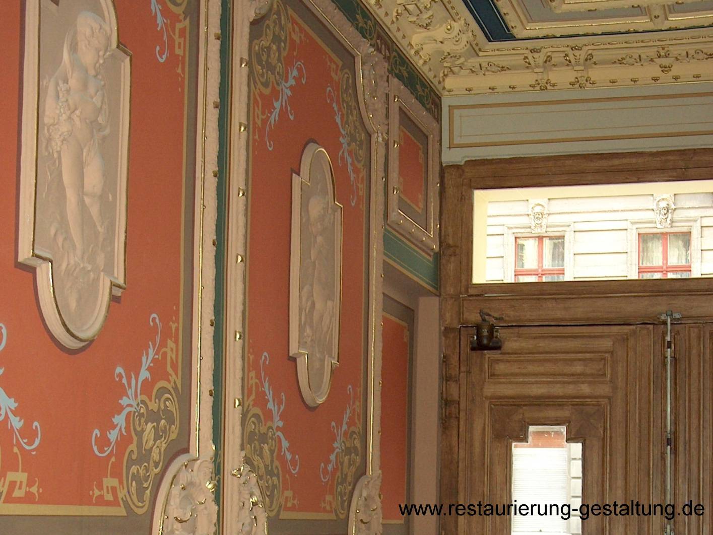 X Das Treppenhaus in Berlin Kreuzberg wurde komplett rekonstruiert. Dabei gab die bauzeitliche Erstausmalung die Vorlage der Arbeiten am Denkmal. Wenige Flächen waren erhalten. Diese wurden konserviert. Die üppige Ausmalung aus der Gründerzeit wurde mit sehr dunklen Farben angebracht. Als Gestaltungsgrundlage wurden viele Schablonentechniken, Holzmalereien und Bronzierungen in dem Treppenhaus und im Eingang angebracht. Im Treppenhaus wurde die Deckenmalerei an den Läufen und Podesten wieder hergestellt bzw. rekonstruiert. Das Unternehmen Restaurierung & Gestaltung übernimmt denkmalpflegerische Untersuchungen, überarbeitet Konzepte die den Auflagen der unteren Denkmalschutzbehörde gerecht werden und übernimmt die denkmalgerechte Sanierung. Das Unternehmen Restaurierung und Gestaltung beschäftigt einen Restaurator, Maler beziehungsweise Malermeister, Stuckateur, Fußbodenleger, Tischler und Kunstmaler.